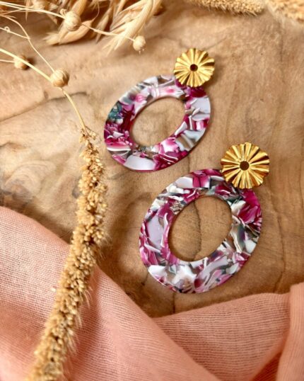 Boucle d'oreilles ronde fine évidée au centre dans les tons violet / vert / marron et clou d'oreille en acier inoxydable