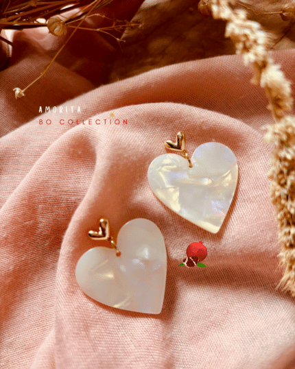 Boucle d'oreille en forme de coeur en résine; blanc irisé