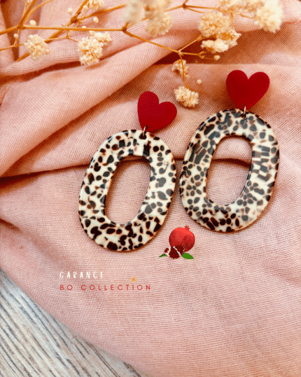 Boucle d'oreilles ronde fine évidée au centre au coloris léopard avec clou d'oreille en forme de coeur rouge